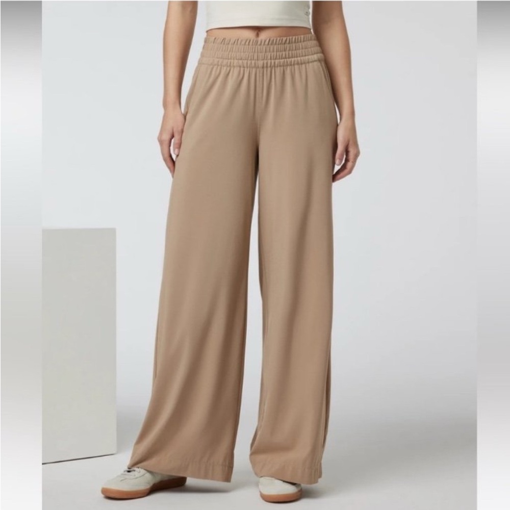 Vuori Villa Wideleg Pants size L Goldenrod Tan Beige